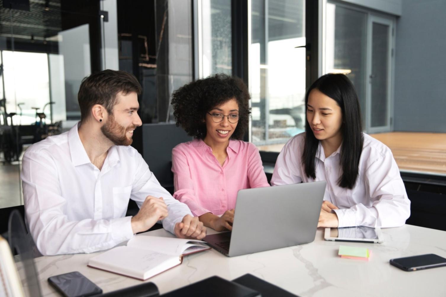 Consultation budgétaire personnalisée avec documents financiers et calculatrice